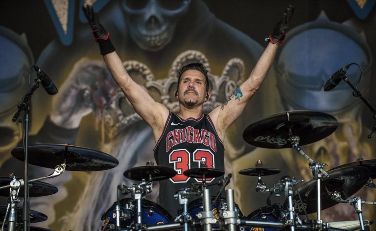 Charlie Benante on drums at show